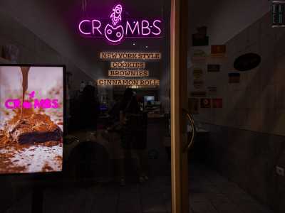 ...un laboratorio che sforna esclusivamente dolci tipici americani, tra cui proprio la �riproduzione� dei famosi crumbl
